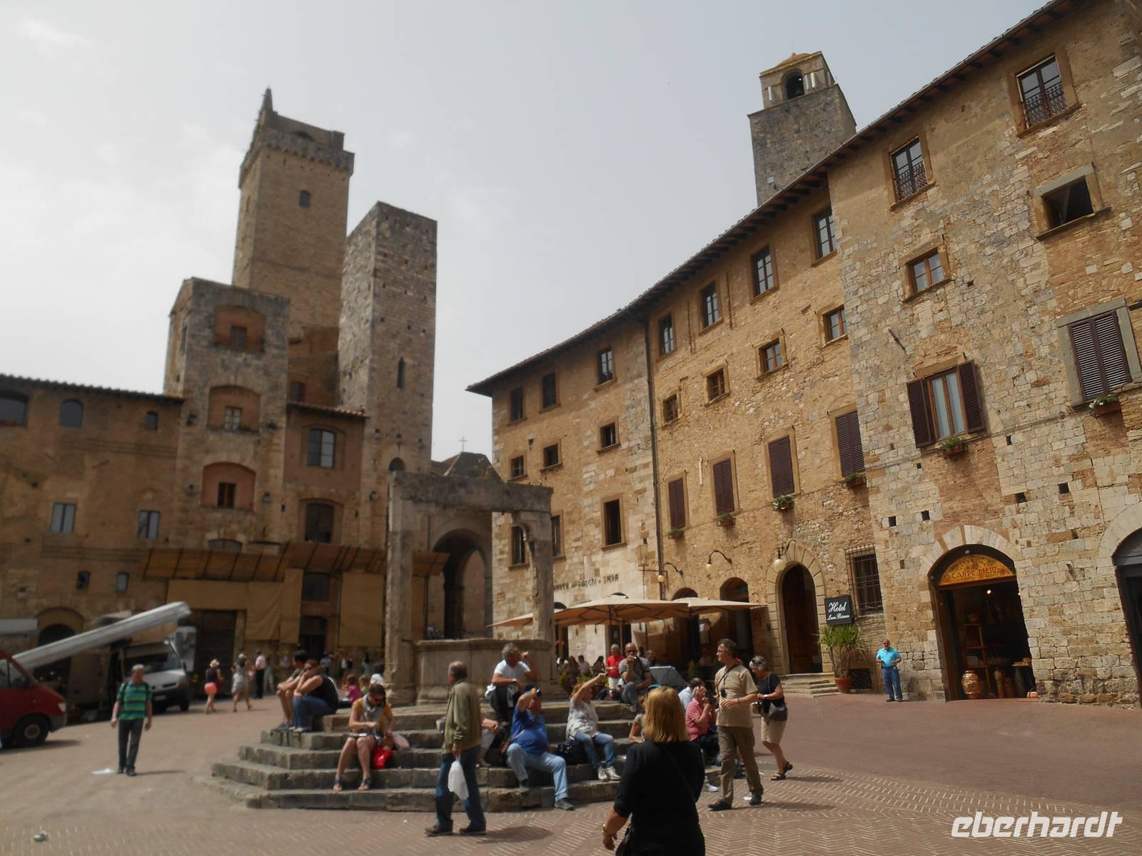 Stadtführung in San Gimignano (Hauptplatz - Piazza della Cisterna) &ndash; &copy; Katrin Deutschbein (Eberhardt TRAVEL)