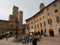 Stadtführung in San Gimignano (Hauptplatz - Piazza della Cisterna) &ndash; &copy; Katrin Deutschbein (Eberhardt TRAVEL)