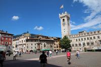 Domplatz mit Neptunbrunnen und Glockenturm in Trient &ndash; &copy; Martin Jentzsch (Eberhardt TRAVEL)