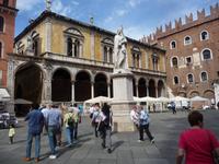 Italiens größter Dichter, Aligheri Dante vor der Renaissance - Loggia. &ndash; &copy; Gerd Pierschek (Eberhardt TRAVEL)