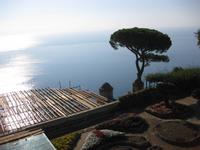 Ravello - Blick vom Park der Villa Rufolo auf den Golf von Salerno mit einem Rest der Bühne  &ndash; &copy; Annette Zocher (Eberhardt TRAVEL)