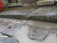 ... so funktionierte die Kanalisation auf Pompejis Straßen &ndash; &copy; Annette Zocher (Eberhardt TRAVEL)