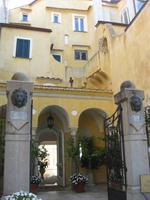 Eingang zu einem der Luxushotels in Ravello &ndash; &copy; Annette Zocher (Eberhardt TRAVEL)