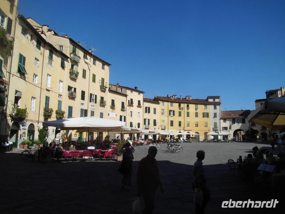 Piazza Anfiteatro in Lucca &ndash; &copy; Peter Rudolph (Eberhardt TRAVEL)
