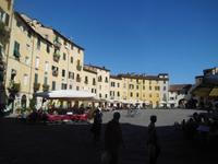 Piazza Anfiteatro in Lucca &ndash; &copy; Peter Rudolph (Eberhardt TRAVEL)