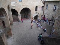 Im Rathaushof San Gimignano