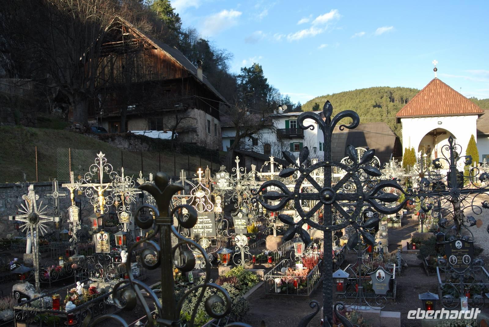 Freidhof in Kastelruth &ndash; &copy; Gerd Przybyla (Eberhardt TRAVEL)