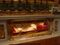 gläserner Sarg Papst Johannes XXIII. // Petersdom &ndash; &copy; Yvonne Geisler (Eberhardt TRAVEL)