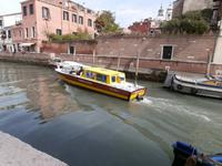 Ambulanzboot unterwegs in Venedig &ndash; &copy; Ingrid Langer (Eberhardt TRAVEL)