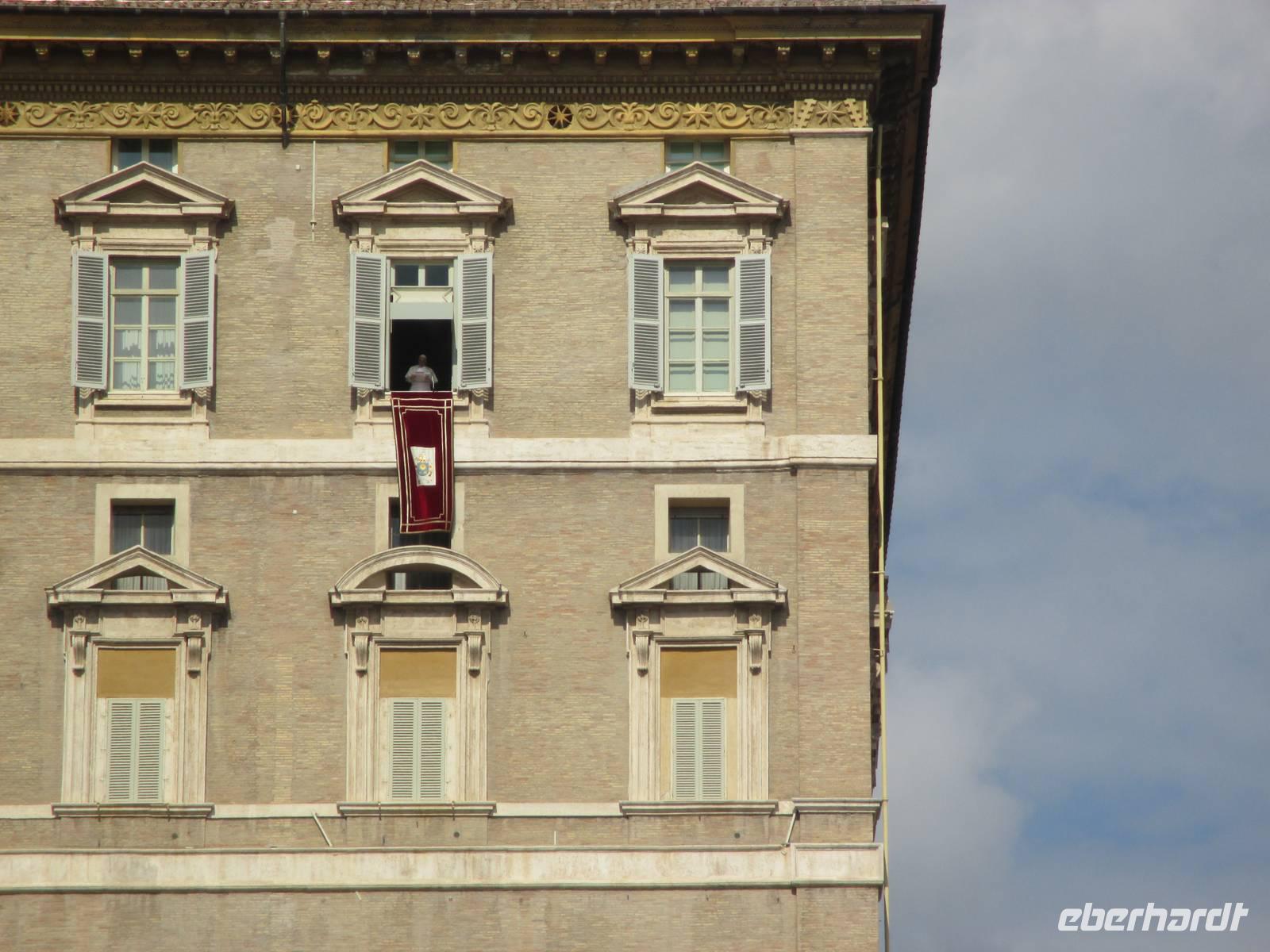 Der Papst am Fenster bei seiner Ansprache &ndash; &copy; Christine Paulan (Eberhardt TRAVEL)