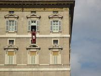 Der Papst am Fenster bei seiner Ansprache &ndash; &copy; Christine Paulan (Eberhardt TRAVEL)
