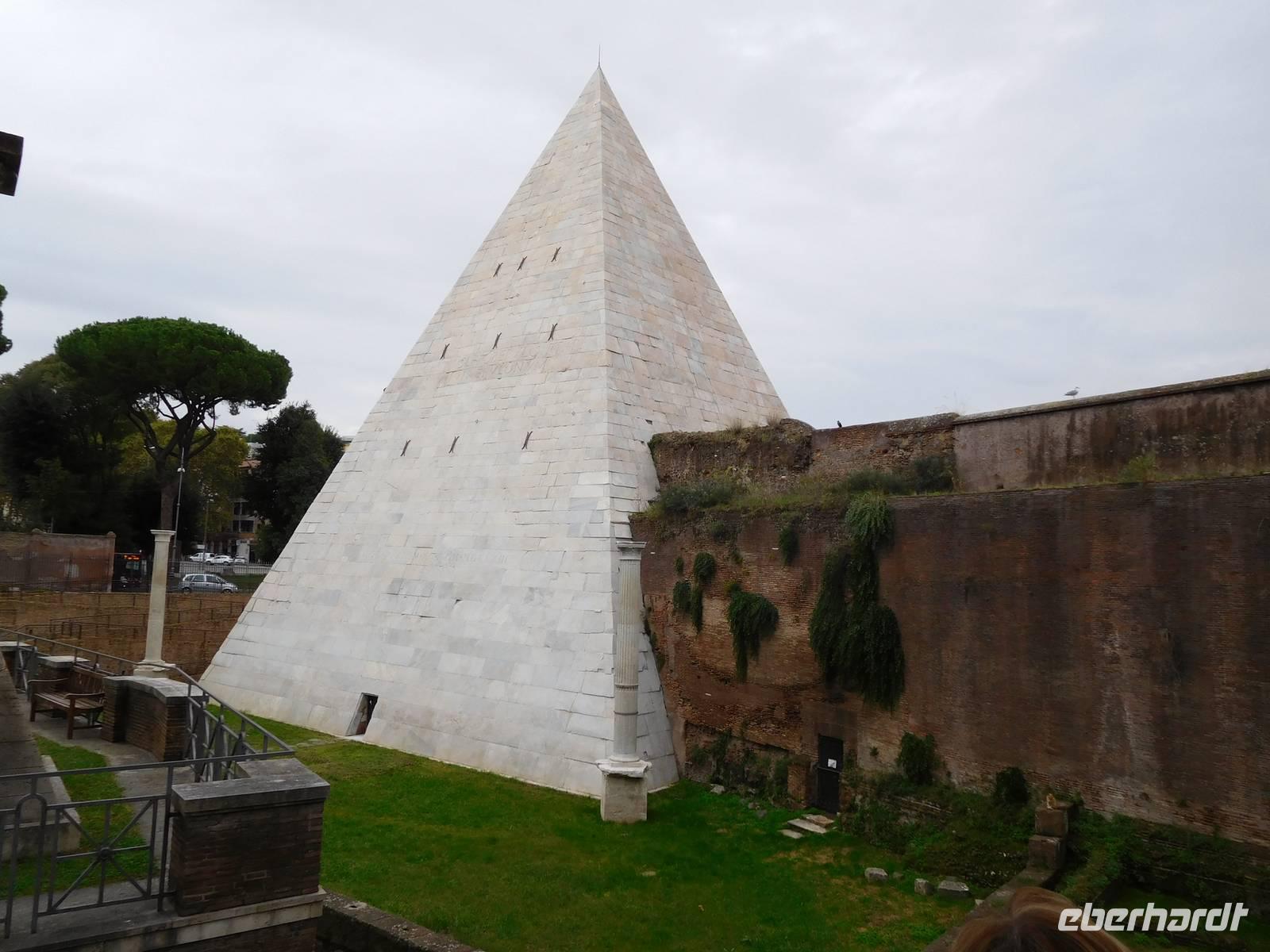 Friedhof_nichtkatholisch_Cestiuspyramide &ndash; &copy; Andreas Höhn (Eberhardt TRAVEL)