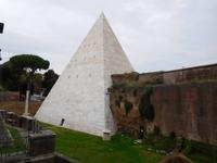 Friedhof_nichtkatholisch_Cestiuspyramide &ndash; &copy; Andreas Höhn (Eberhardt TRAVEL)