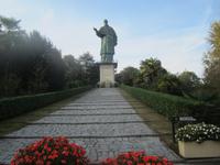 Kolossalstatur des heiligen Karl Borromäus  &ndash; &copy; Gisela Gerlach (Eberhardt TRAVEL)
