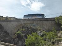 Bus fährt über die Brücke des Golo &ndash; &copy; Claudia Bernhardt (Eberhardt TRAVEL)