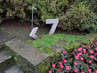 Wegweiser im Park