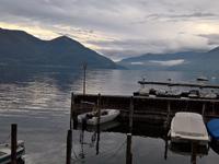Wolkenverhangener Himmel -  stimmungsvoller Lago Maggiore.