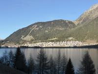 Reschensee mit Reschen &ndash; &copy; Claudia Bernhardt (Eberhardt TRAVEL)