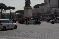 Rom - Piazza di Venezia - Radfahrer mit Katze auf der Schulter &ndash; &copy; Martin Büchner (Eberhardt TRAVEL)