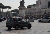 Rom - Piazza di Venezia - Radfahrer mit Katze auf der Schulter