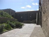 Innenhof der Burg vonMontalbano Elicona &ndash; &copy; Annette Zocher (Eberhardt TRAVEL)