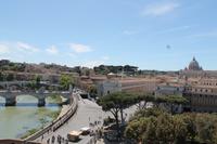 Blick von der Engelsburg zum Petersdom und auf den Tiber