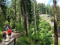 Wandern in Südtirol (Italien) – Dolomiten Wanderreise in Sterzing Astjoch – Sellajoch – Seiser Alm – Gemeinschaftsalm Fane – Burkhardtsklamm – Ratschinger Almenweg – Tatschsp (282) &ndash; &copy; Benjamin Rodriguez Manzanares (Eberhardt TRAVEL)