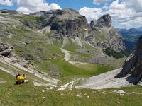 Wandern in Südtirol (Italien) – Dolomiten Wanderreise in Sterzing Astjoch – Sellajoch – Seiser Alm – Gemeinschaftsalm Fane – Burkhardtsklamm – Ratschinger Almenweg – Tatschsp (387) &ndash; &copy; Benjamin Rodriguez Manzanares (Eberhardt TRAVEL)