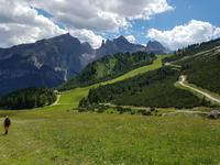 Wandern in Südtirol (Italien) – Dolomiten Wanderreise in Sterzing Astjoch – Sellajoch – Seiser Alm – Gemeinschaftsalm Fane – Burkhardtsklamm – Ratschinger Almenweg – Tatschsp (422) &ndash; &copy; Benjamin Rodriguez Manzanares (Eberhardt TRAVEL)