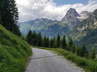 Wandern in Südtirol (Italien) – Dolomiten Wanderreise in Sterzing Astjoch – Sellajoch – Seiser Alm – Gemeinschaftsalm Fane – Burkhardtsklamm – Ratschinger Almenweg – Tatschsp (449) &ndash; &copy; Benjamin Rodriguez Manzanares (Eberhardt TRAVEL)