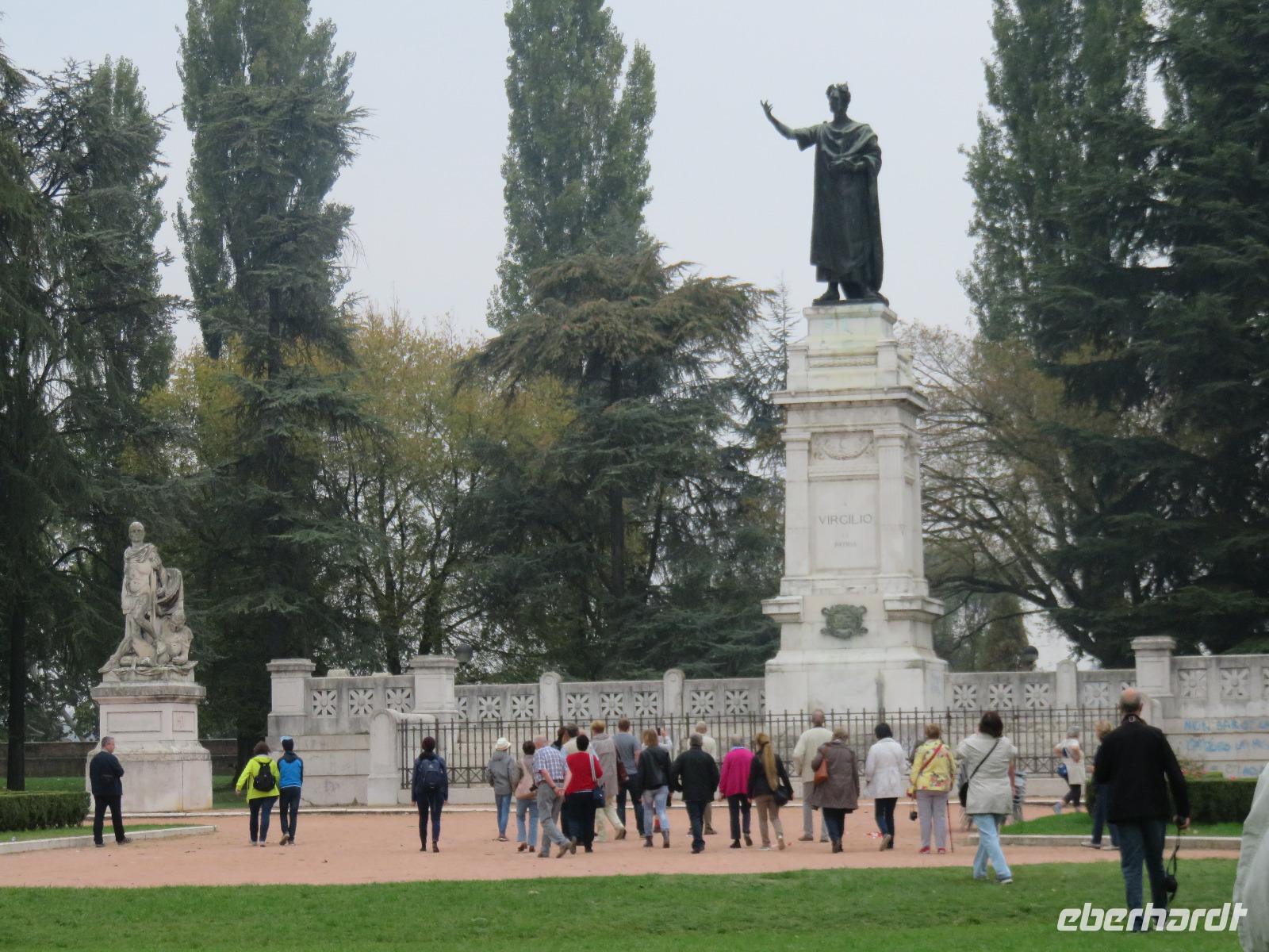 Mantua – Virgil-Denkmal  &ndash; &copy; Marion Kottlos (Eberhardt TRAVEL)