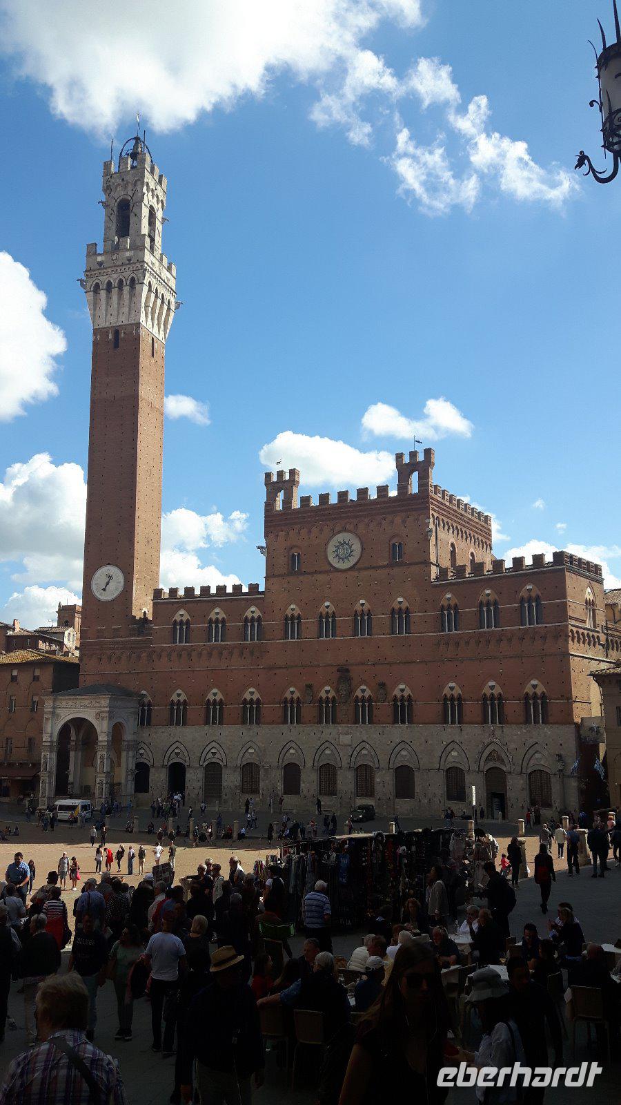 Siena (Piazza del Campo - Palazzo Pubblico) &ndash; &copy; Katrin Deutschbein (Eberhardt TRAVEL)
