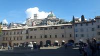 Assisi (Piazza Santa Chiara) &ndash; &copy; Katrin Deutschbein (Eberhardt TRAVEL)