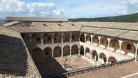 Assisi (Basilika di San Francesco - Renaissance-Kreuzgang) &ndash; &copy; Katrin Deutschbein (Eberhardt TRAVEL)