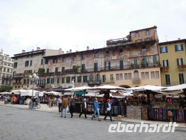 Verona Piazza Erbe &ndash; &copy; Petra Sauer (Eberhardt TRAVEL)