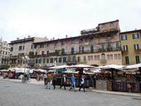 Verona Piazza Erbe &ndash; &copy; Petra Sauer (Eberhardt TRAVEL)