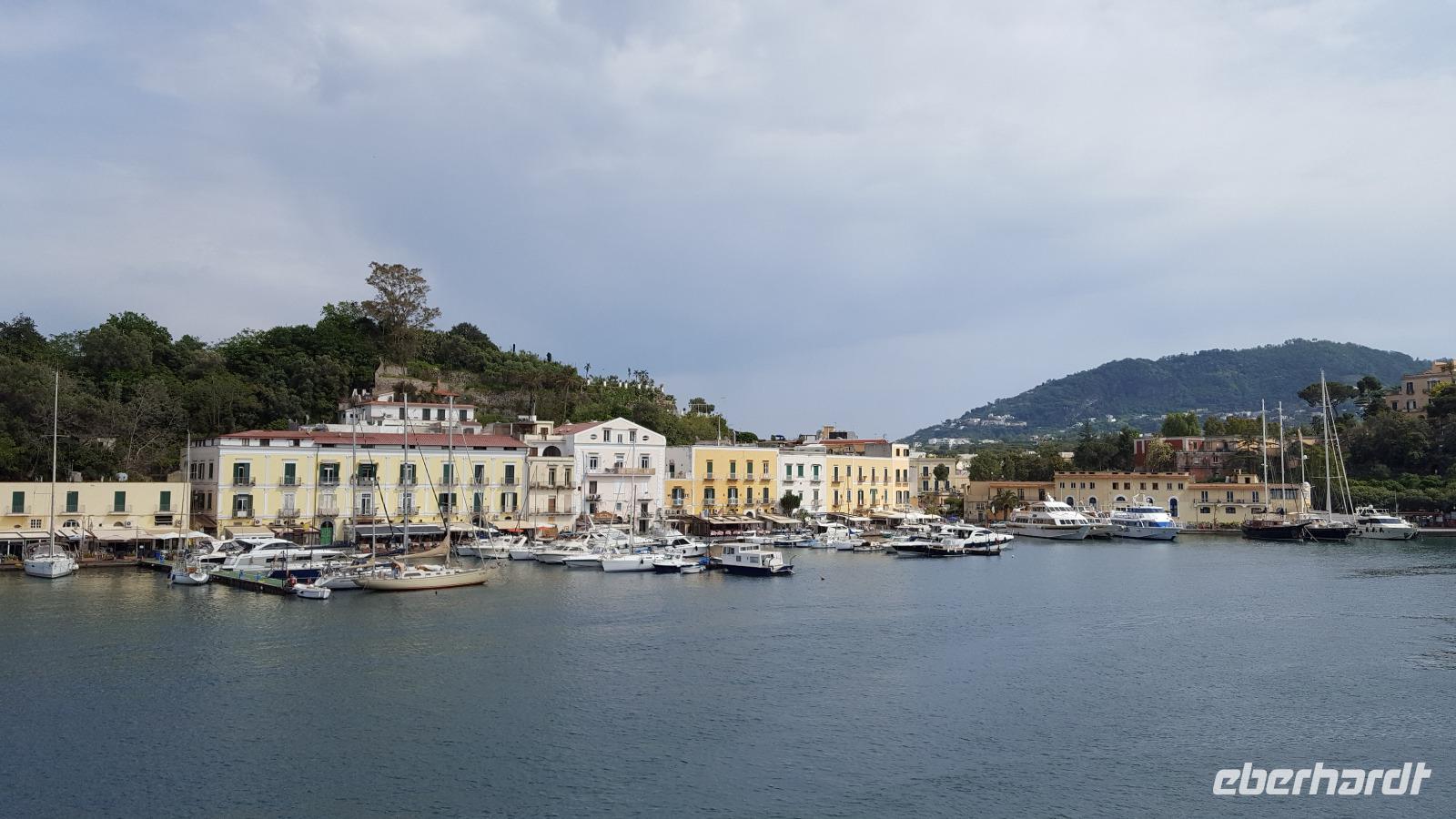 Ischia Porto &ndash; &copy; Betina Marinow (Eberhardt TRAVEL)
