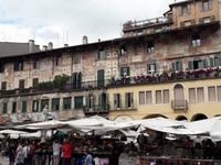13_Verona_Piazza Erbe_ &ndash; &copy; Walburga Lindner (Eberhardt TRAVEL)