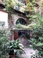86_Rom_Hinterhof &ndash; &copy; Walburga Lindner (Eberhardt TRAVEL)