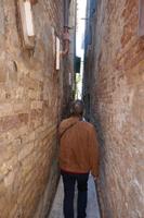 Schmale Gasse - hier heißt es Luft anhalten &ndash; &copy; Philipp Schmitz (Eberhardt TRAVEL)