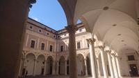 Innenhof des Palazzo Duccale, Urbino &ndash; &copy; Simone Willner (Eberhardt TRAVEL)