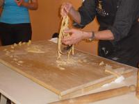 Herstellung von Taguatelle &ndash; &copy; Ingrid Langer (Eberhardt TRAVEL)