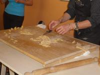 Herstellung von Taguatelle &ndash; &copy; Ingrid Langer (Eberhardt TRAVEL)