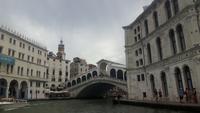 Fahrt mit dem Wassertaxi durch den Canal Grande (Rialtobrücke) &ndash; &copy; Katrin Deutschbein (Eberhardt TRAVEL)
