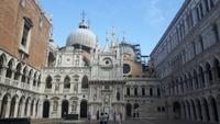 Besichtigung des Dogenpalastes - Cortile (Innenhof) mit der gotischen Arco Foscari und der Renaissancetreppe Scala dei Giganti