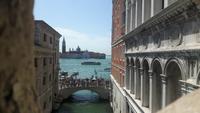 Besichtigung des Dogenpalastes - Ausblick von der Seufzerbrücke &ndash; &copy; Katrin Deutschbein (Eberhardt TRAVEL)