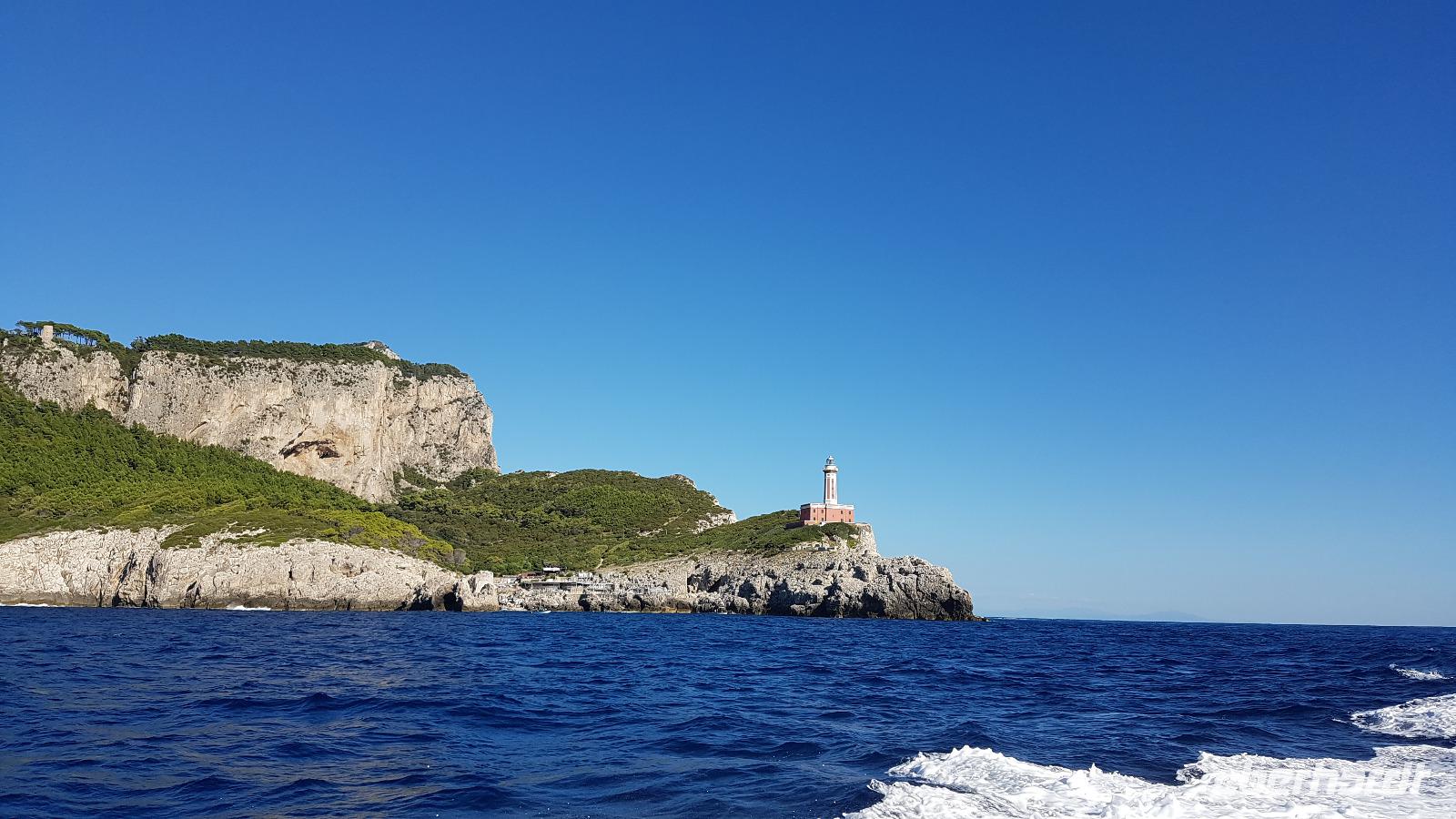 Insel Capri, Bootsfahrt, Leuchtturm &ndash; &copy; Ria Heilmann (Eberhardt TRAVEL)