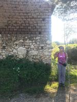 Altes Bauernhaus und unsere Anita &ndash; &copy; Mathias Schirmer (Eberhardt TRAVEL)