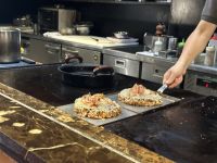 Okonomiyaki Zubereitung &ndash; &copy; Sabine Letzybyll (Eberhardt TRAVEL)