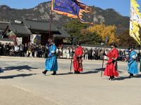Nationalpalast Seoul - Wachablösung &ndash; &copy; Sabine Letzybyll (Eberhardt TRAVEL)